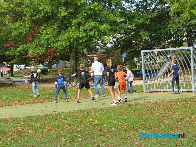 Nieuwe stalen doelen op speelveldje laten de ballen niet meer door - Foto: Hans Keesmaat