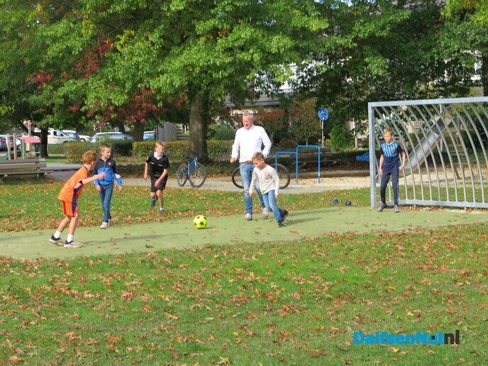 Nieuwe stalen doelen op speelveldje laten de ballen niet meer door - Foto: Hans Keesmaat