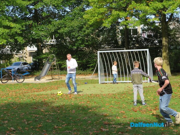 Nieuwe stalen doelen op speelveldje laten de ballen niet meer door - Foto: Hans Keesmaat