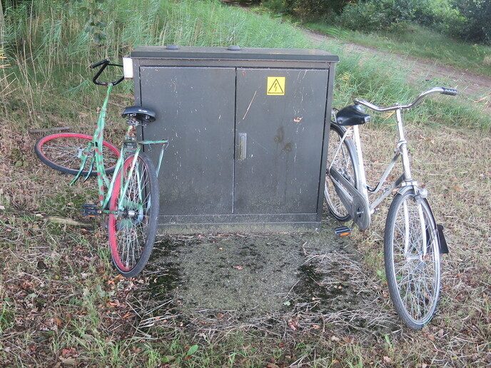 Oude fietsen gedumpt? - Foto: Ingezonden foto