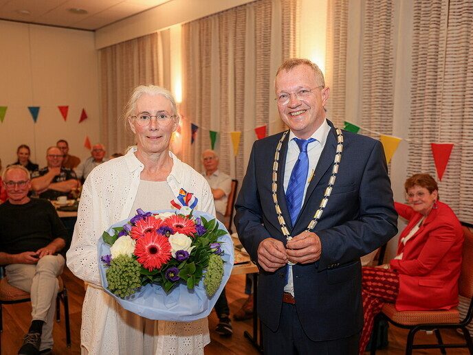 Koninklijke onderscheiding voor Rebecca Feenstra - Foto: Gemeente Dalfsen