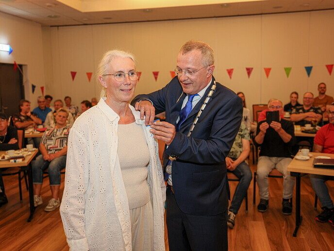 Koninklijke onderscheiding voor Rebecca Feenstra - Foto: Gemeente Dalfsen