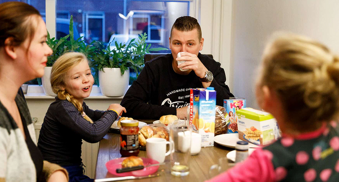 Tielbeke schuift aan bij  vrachtwagenchauffeur Mark - Foto: Ingezonden foto