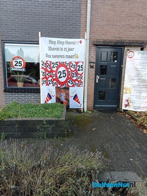 Er mag vandaag getoeterd worden voor Sharon - Foto: Wim