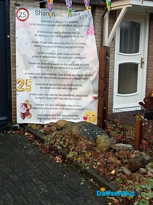 Er mag vandaag getoeterd worden voor Sharon - Foto: Wim