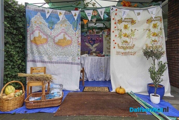Blij verrast met belangstelling voor Dalfser Loofhut - Foto: Paul Scholten