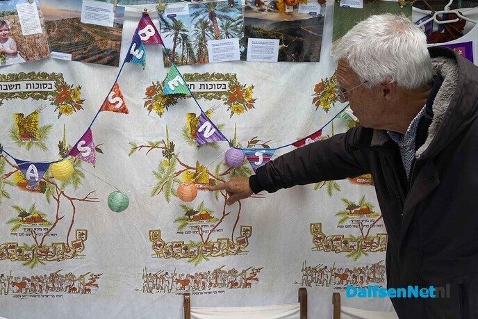Blij verrast met belangstelling voor Dalfser Loofhut - Foto: Paul Scholten