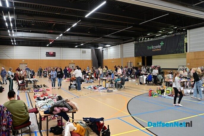 Geslaagde dag met springkussenfestival en kinderkledingbeurs in Trefkoele+ - Foto: Johan Bokma
