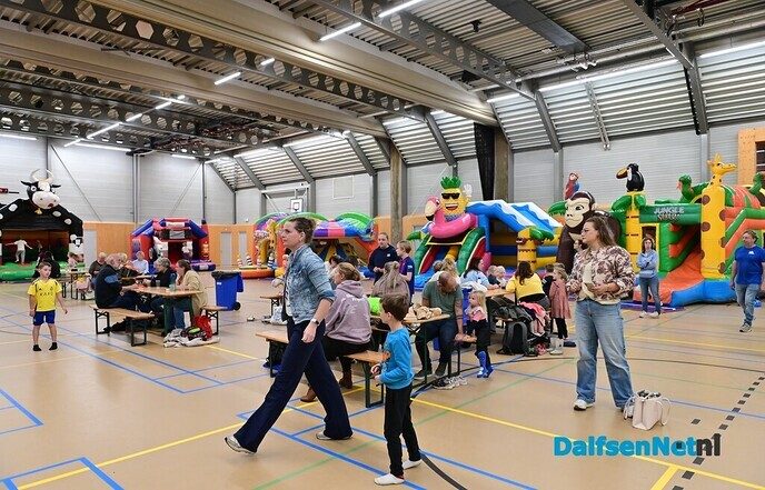 Geslaagde dag met springkussenfestival en kinderkledingbeurs in Trefkoele+ - Foto: Johan Bokma