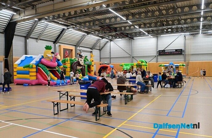 Geslaagde dag met springkussenfestival en kinderkledingbeurs in Trefkoele+ - Foto: Johan Bokma