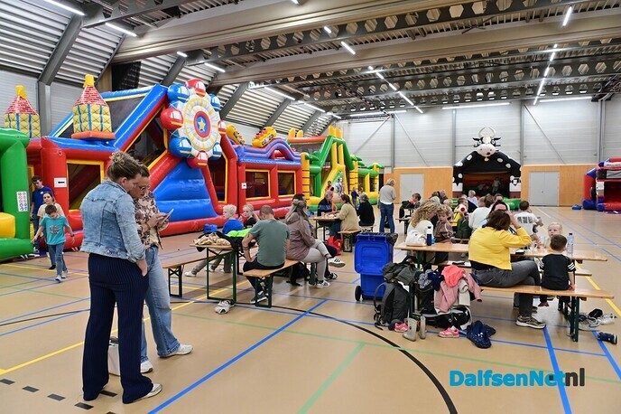 Geslaagde dag met springkussenfestival en kinderkledingbeurs in Trefkoele+ - Foto: Johan Bokma
