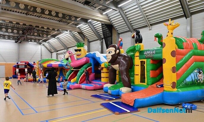 Geslaagde dag met springkussenfestival en kinderkledingbeurs in Trefkoele+ - Foto: Johan Bokma