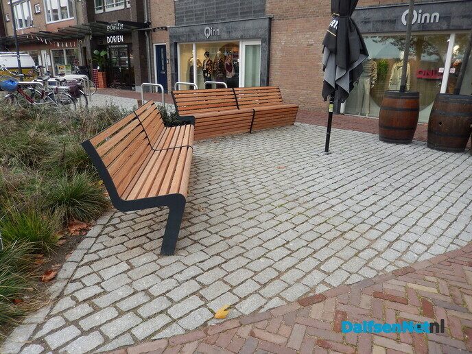 Beloofde bankjes staan er - Foto: Willy