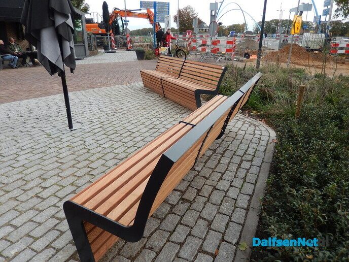 Beloofde bankjes staan er - Foto: Willy