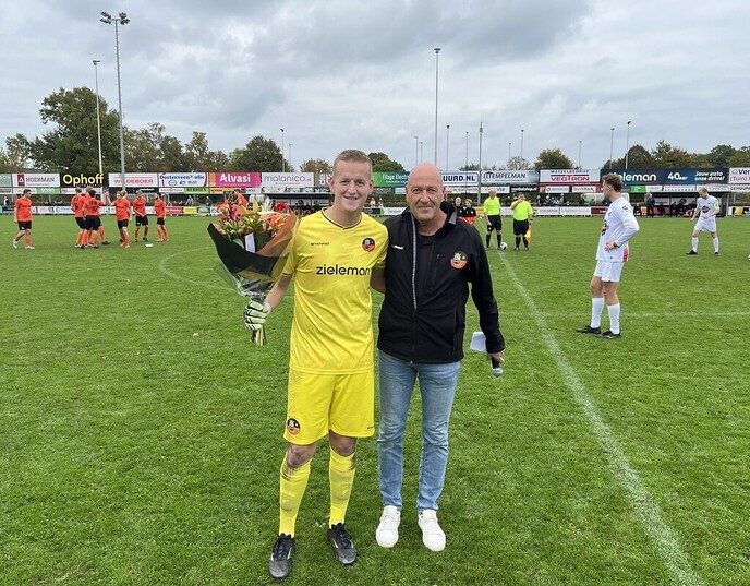 Tim Hoogenkamp gehuldigd - Foto: Ingezonden foto