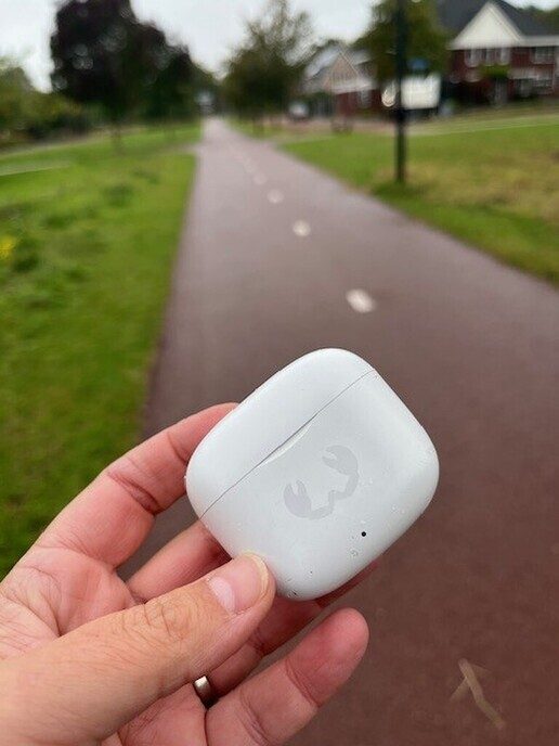 Gevonden AirPod / oortjes case - Foto: Ingezonden foto