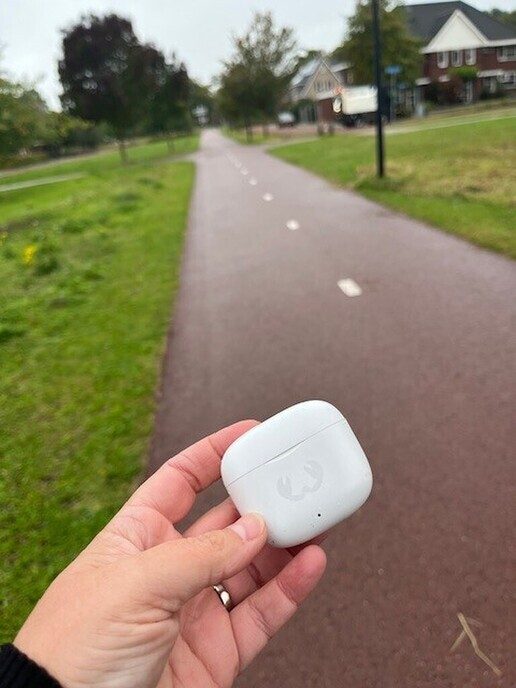 Gevonden AirPod / oortjes case - Foto: Ingezonden foto