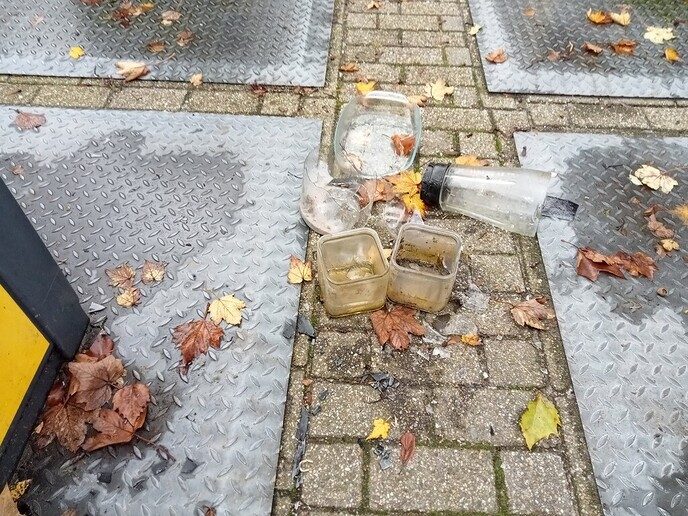  En weer wordt er glasafval gedumpt - Foto: Ingezonden foto