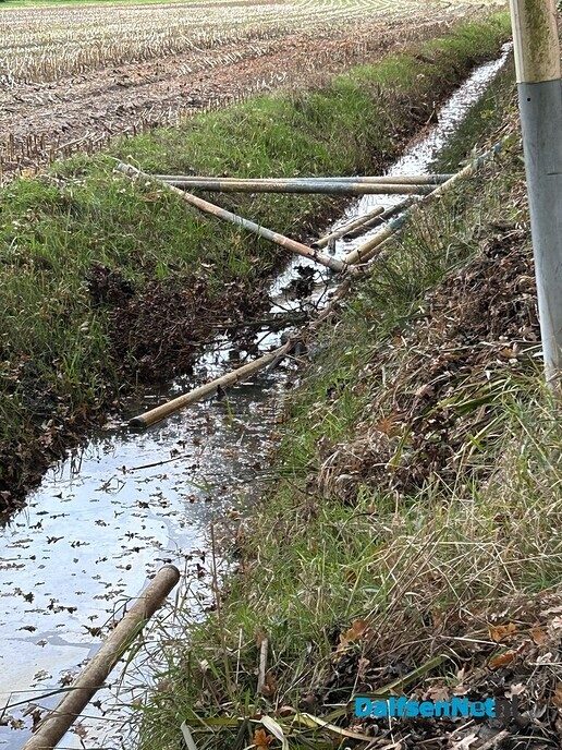 Palen Ruitervereniging in sloot - Foto: Ingezonden foto