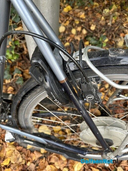 Fiets tegen lantaarnpaal - Foto: Ingezonden foto
