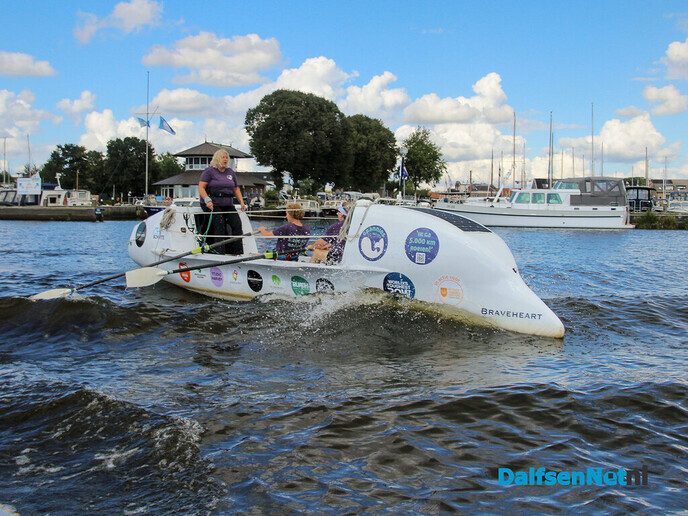 Grannies on Waves roeien met burgemeester op Vecht - Foto: Ingezonden foto