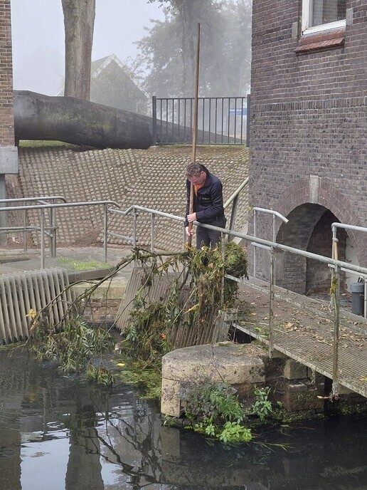 Waterschap heeft last van wegwaaiend snoeiafval - Foto: Ingezonden foto