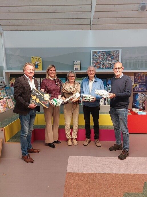 Boeken en cheques van Lions voor Schulphulpmaatjes - Foto: Eigen geleverde foto
