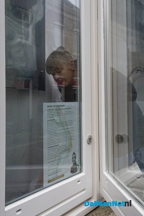 Hinke Oosten exposeert in vitrines AH Dalfsen - Foto: Paul Scholten