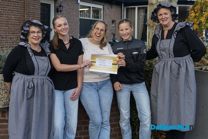 Meerdere cheques uitgereikt door Stichting 250 jaar Hoonhorst - Foto: Paul Scholten