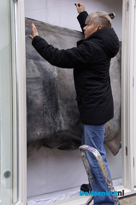 Hinke Oosten exposeert in vitrines AH Dalfsen - Foto: Paul Scholten