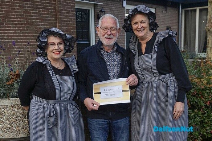 Meerdere cheques uitgereikt door Stichting 250 jaar Hoonhorst - Foto: Paul Scholten