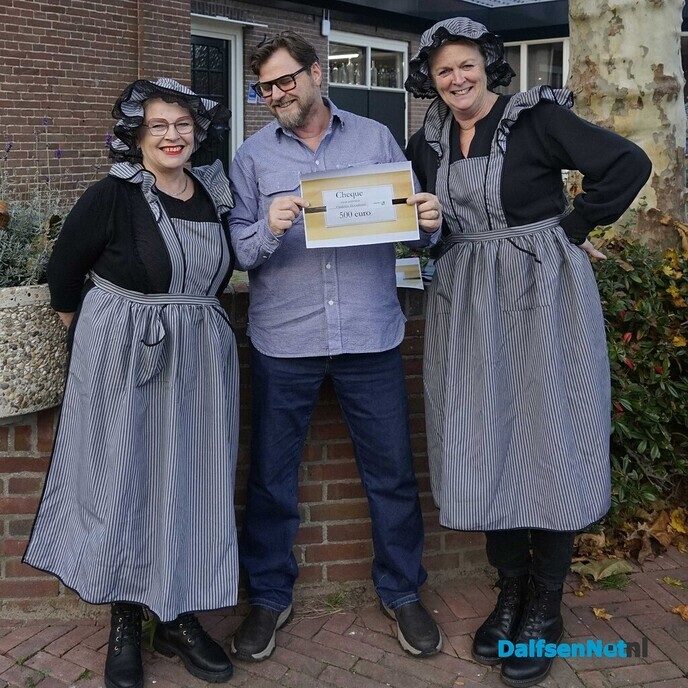 Meerdere cheques uitgereikt door Stichting 250 jaar Hoonhorst - Foto: Paul Scholten