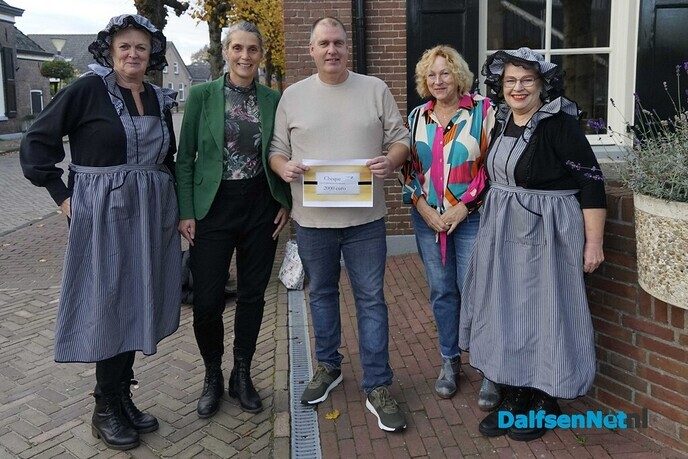 Meerdere cheques uitgereikt door Stichting 250 jaar Hoonhorst - Foto: Paul Scholten