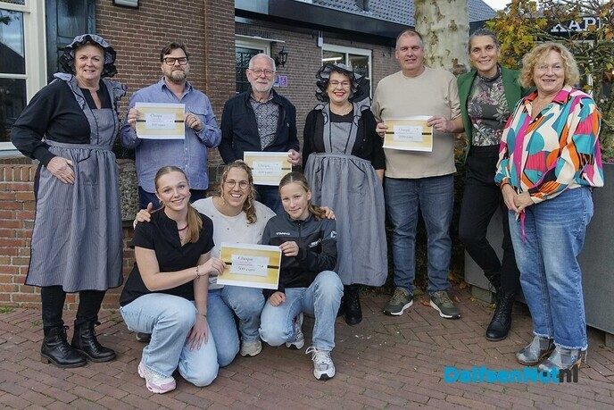 Meerdere cheques uitgereikt door Stichting 250 jaar Hoonhorst - Foto: Paul Scholten
