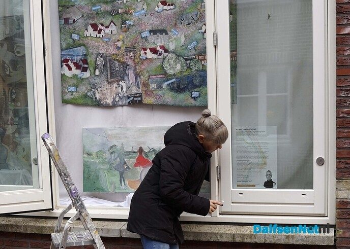 Hinke Oosten exposeert in vitrines AH Dalfsen - Foto: Paul Scholten