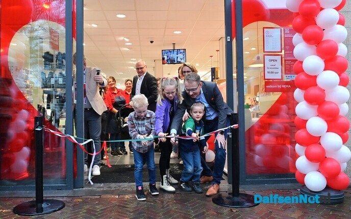 Vernieuwde HEMA Dalfsen feestelijk geopend - Foto: Johan Bokma