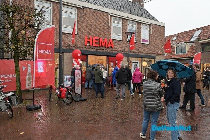 Vernieuwde HEMA Dalfsen feestelijk geopend - Foto: Johan Bokma