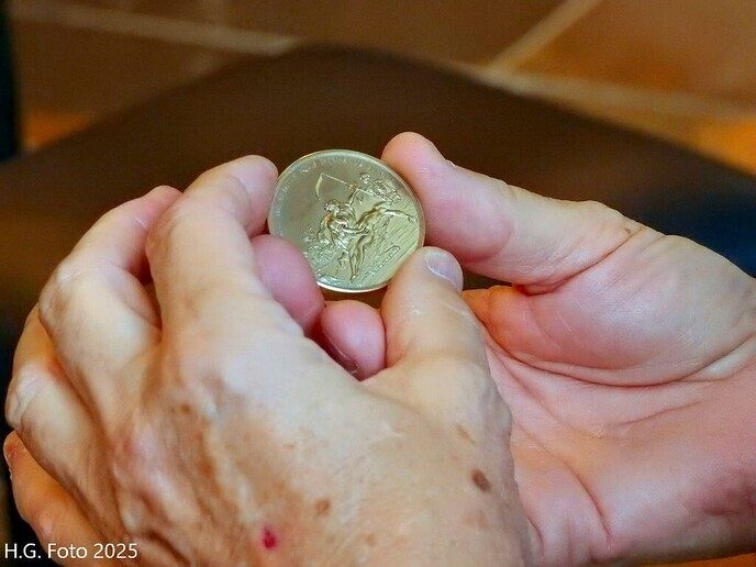 Drie personen onderscheiden met bronzen erepenning