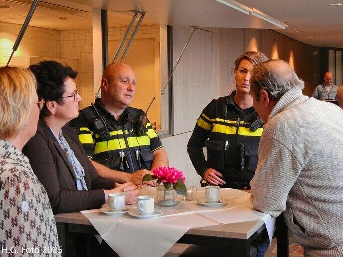 Drie personen onderscheiden met bronzen erepenning