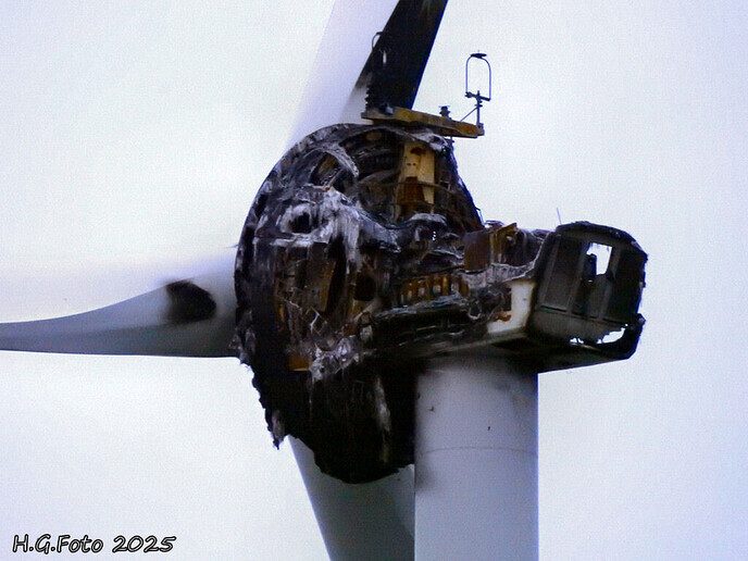 Demontage windturbine weer een stapje verder.