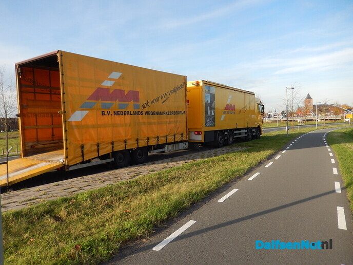 De wegenbouwers met groot materiaal in Dalfsen - Foto: Willy