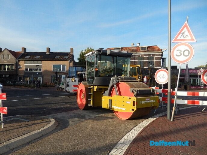 De wegenbouwers met groot materiaal in Dalfsen - Foto: Willy