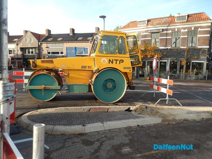 De wegenbouwers met groot materiaal in Dalfsen - Foto: Willy