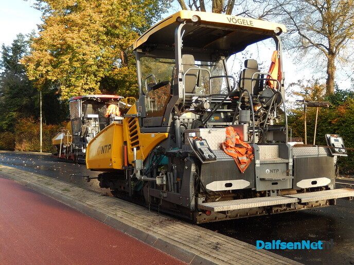 De wegenbouwers met groot materiaal in Dalfsen - Foto: Willy
