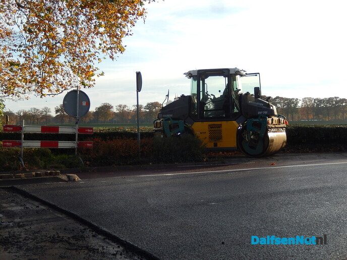De wegenbouwers met groot materiaal in Dalfsen - Foto: Willy