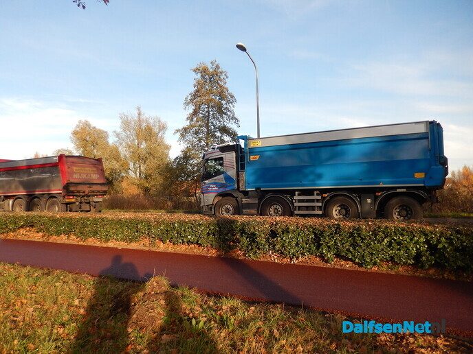 De wegenbouwers met groot materiaal in Dalfsen - Foto: Willy