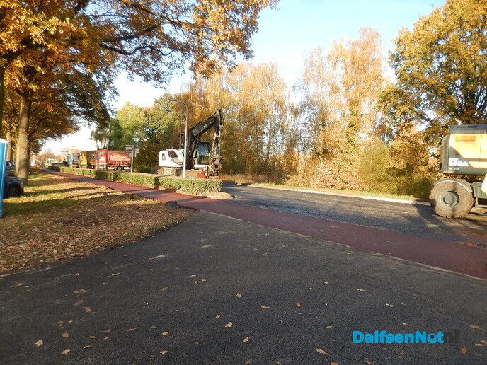 De wegenbouwers met groot materiaal in Dalfsen - Foto: Willy