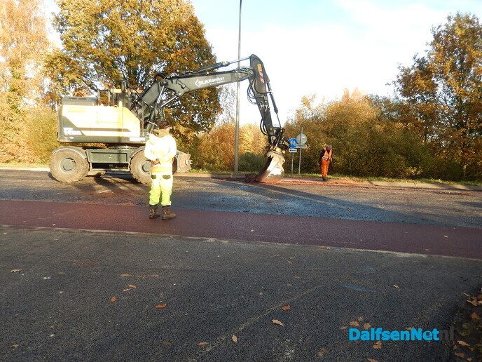 De wegenbouwers met groot materiaal in Dalfsen - Foto: Willy