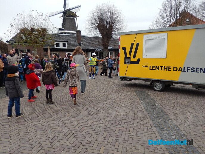 Warm welkom Sinterklaas in Hoonhorst, ondanks de kou - Foto: Willy