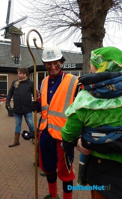 Warm welkom Sinterklaas in Hoonhorst, ondanks de kou - Foto: Willy